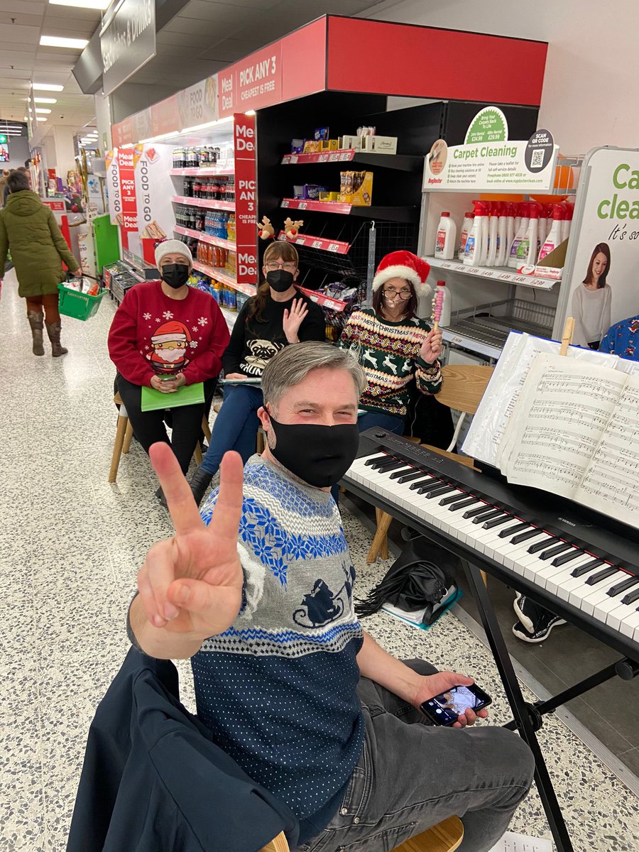 SurviveSingers's tweet photo. A few festive sing throwbacks! #wecansurvivesingers 🎅🏻🎄⛄️🥰 https://t.co/8GQkLVTiSJ