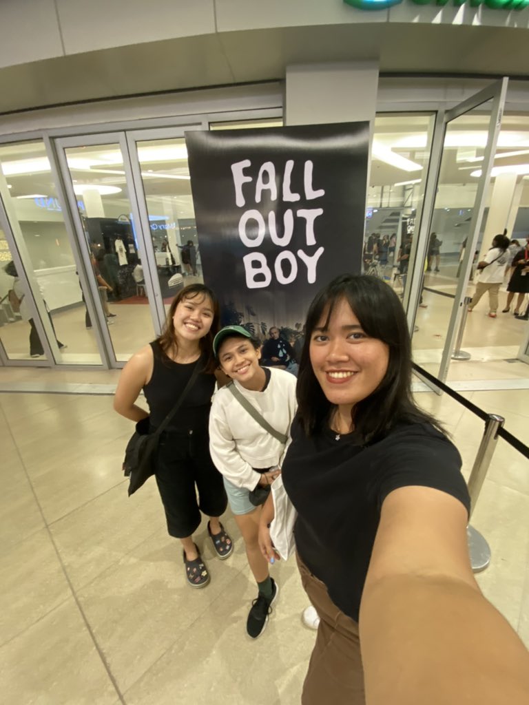 zeMaRoSm's tweet photo. IM GONNA SEE FALL OUT BOY LIVE IN A FEW MINUTES 

tweeting that doesnt feel real 😭😭😭😭🥹 https://t.co/fPhnos5ag3