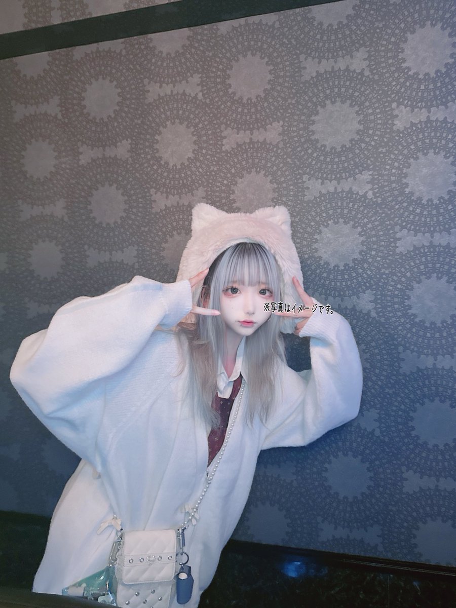 Nekota_Ivu's tweet photo. カメラ向けられて店で陰キャぴーすしてる私。 https://t.co/wg6nteHoTL
