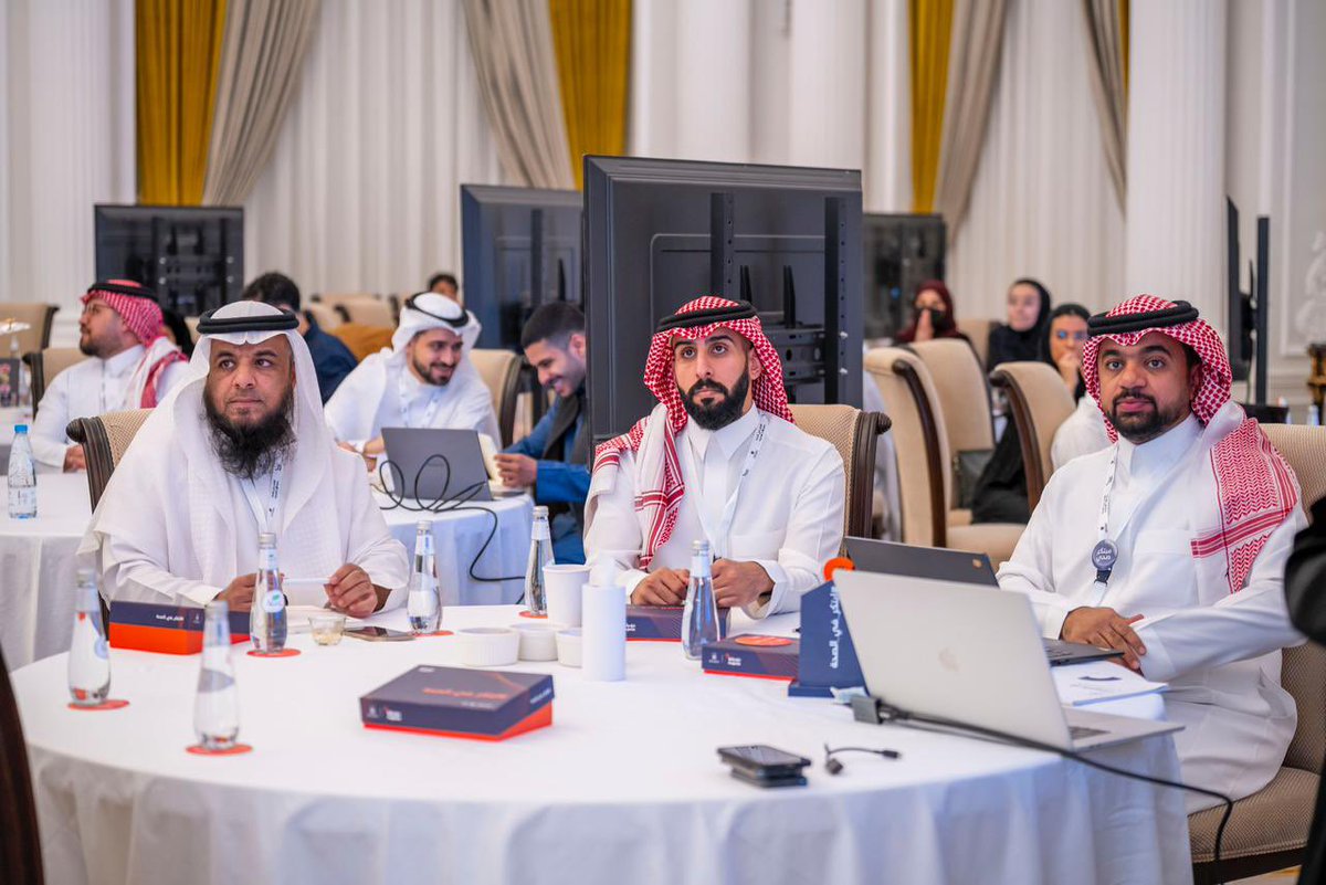 ClusterQassim's tweet photo. استعرض فريقًا إبداعيًا من #تجمع_القصيم_الصحي أبرز التحديات التي تواجه مقدمي الرعاية الصحية، بهدف الوصول إلى حلول إبداعية تساهم في تطوير منظومة الرعاية الصحية الوقائية على مستوى المملكة، وذلك ضمن مشاركة التجمع في هاكاثون #ابتكر_في_الصحة الذي تنظمه @nupco بالتعاون مع شركة الصحة القابضة.