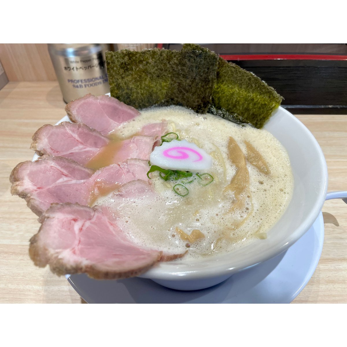 GeekandFreak_14's tweet photo. 「鶏そば 唆る 堀田本店」

鶏そば塩全のせをいただきました。

エスプーマ系の濃厚鶏白湯スープと
もちもちの自家製麺の相性がいい一杯。

レアチャーシューもおすすめです。

#らーめん　#鶏白湯　#名古屋瑞穂区 https://t.co/go6EQjBmzp