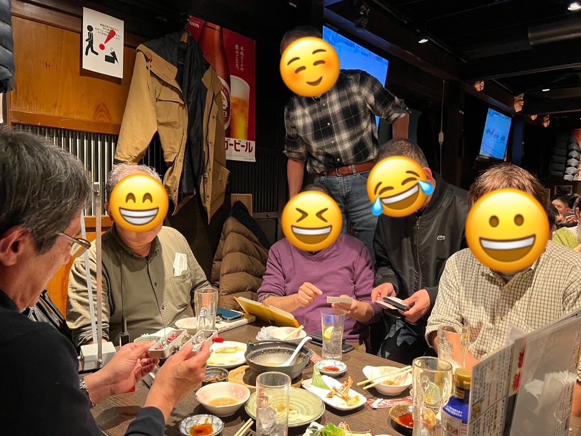yokohama_AA815's tweet photo. 戸塚DXersサークルの忘年会@横浜日の出町。今話題の激安ハンディと往年のFCZ研究所寺子屋キットのポケトラ(50MHzAM10mW)で送受信ごっこ。懐かしいベリカードアルバムが回覧され大橋照子さんのベリ発見! #BCL https://t.co/VryMeSmm8x