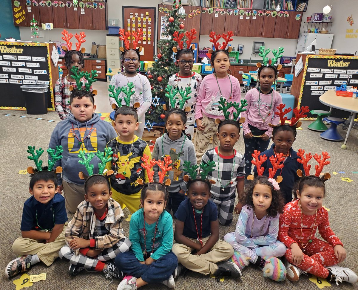 KBGeckos's tweet photo. KB rode the Polar Express on Friday, returning to hot chocolate and powered donuts!! @CCSDConnects @WBGoodwinGators https://t.co/7lXEpEuhqf