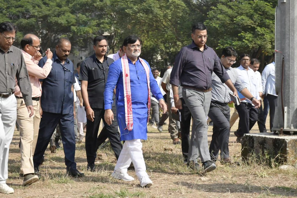 silvassanews's tweet photo. #सिलवासा
संघप्रदेश के माननीय प्रशासक प्रफुल्ल पटेल सिलवासा दौरे पर, संघप्रदेश दादरा नगर हवेली तथा दमण-दीव के माननीय प्रशासक श्री प्रफुल पटेल जी आज दादरा नगर हवेली के दौरे पर हैं। आज उन्होंने टोकरखाड़ा शाला एवं झंडाचौक शाला सहित अन्य निर्माणधीन विकास कार्यों का निरीक्षण कर प्रशासनिक अधिकारियों तथा ठेकेदारों को आवश्यक दिशा-निर्देश दिये। 
इस दौरान प्रशासक श्री ने प्रशासनिक अधिकारियों और ठेकेदारों का विकास कार्य को निर्धारित समयावधि में गुणवत्ता पूर्ण तरीके से करने के निर्देश दिये।
#Silvassa #prafulpatel #SilvassaNews #SnlSilvassa #SnlDnh #SilvassaNewsLine 
@CollectorDnh @CollectorDaman @prafulkpatel