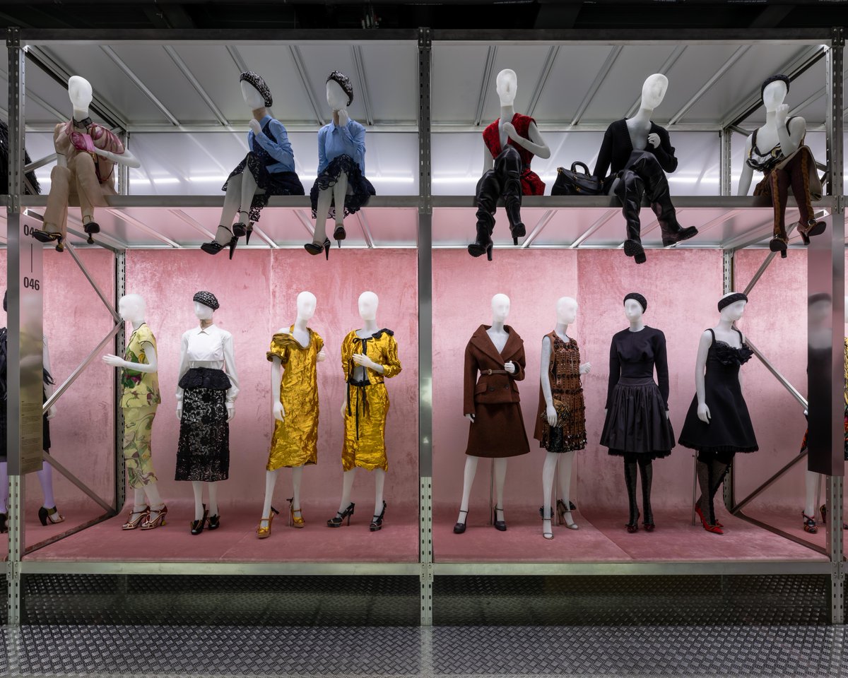 prada_japan's tweet photo. 上海の「START星美術館」でグランドオープンした #プラダ の歴史を辿る展覧会、「PRADASPHERE II」の様子をご覧ください。

https://t.co/Xz2ju8Wv3Z

#Pradasphere
#Prada https://t.co/7u7RlMnyTm