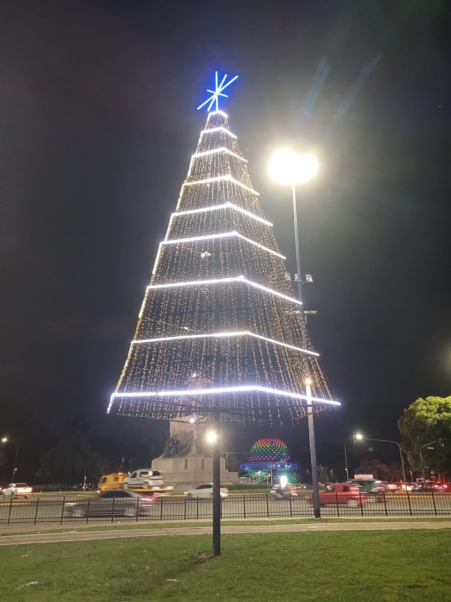 Diberni's tweet photo. Que linda sos Buenos Aires.... #Navidad2023 #BuenosAires  #ArboldeNavidad #Planetario https://t.co/aiv9c08olN