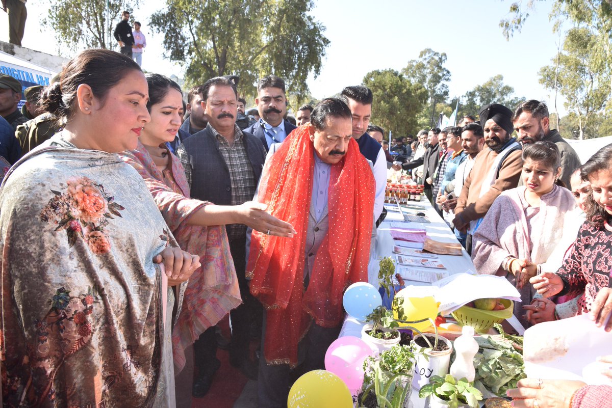 dioudhampur's tweet photo. #ViksitBharatSankalpYatra 
Hon'ble Union Minister @DrJitendraSingh inspected  Stalls setup by Various Departments during Viksit Bharat Sankalp Yatra Program at Pyt. Tikri-A of District Udhampur.
@PMOIndia
@diprjk 
@rai_saloni 
@ddnews_jammu https://t.co/ZAKEhERd4r