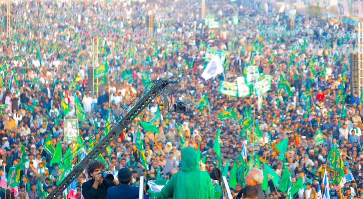 An endless sea of glory in green 💚
#جلال_پور_جٹاں_میں_امید_سحر
