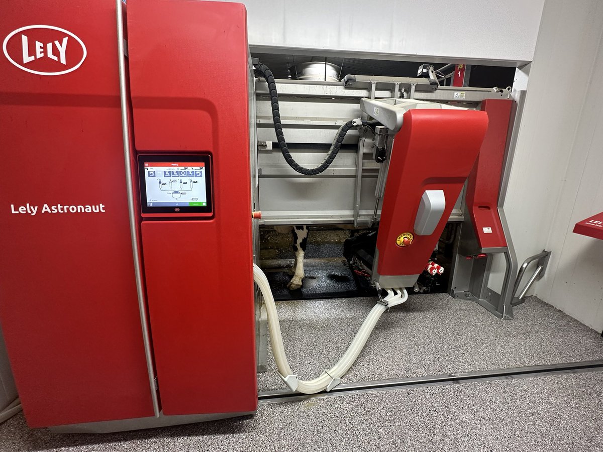 mattdirka's tweet image. Today marks 3 years on our first robot! In the 3 years this robot has done 155,037 milkings. Fresh liners and she’s good to go @GRRobotics #livelifelely