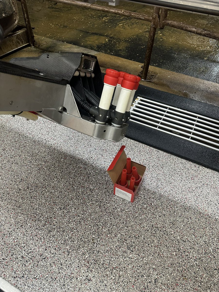 mattdirka's tweet image. Today marks 3 years on our first robot! In the 3 years this robot has done 155,037 milkings. Fresh liners and she’s good to go @GRRobotics #livelifelely