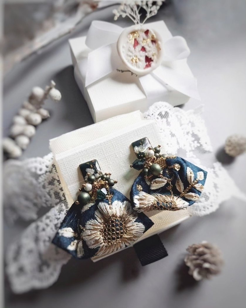 kurokecha1's tweet photo. アンティークな落ち��いたグリーン。華やかな刺繍タッセルが印象的です🥰https://t.co/ArgTTf4gqU　#ハンドメイド #ハンドメイドアクセサリー #レジン #レジンアクセサリー #クリスマスアクセサリー #冬アクセサリー #minne #minneで販売中  #ハンドメイド好きさんと繋がりたい #お花アクセサリー https://t.co/AYABy6Ve4T