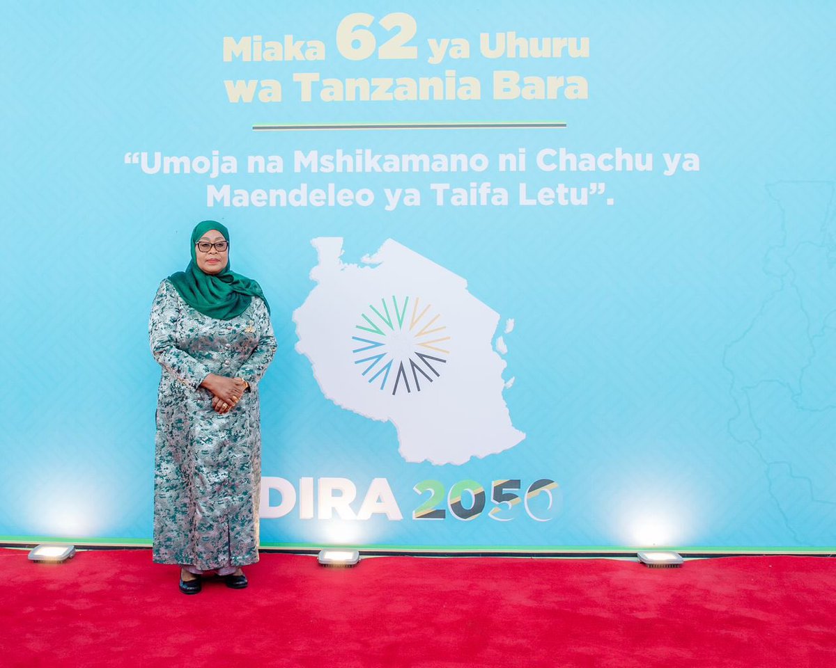 SuluhuSamia's tweet photo. Nawatakia nyote kheri ya Miaka 62 ya Uhuru wa Tanzania Bara. Tumshukuru Mwenyezi Mungu kwa hatua hii kubwa kwa nchi yetu na kuwaombea viongozi waliotangulia mbele ya haki ambao walikuwa mstari wa mbele katika kupigania uhuru wetu. 

Miaka hii 62 ya ujenzi wa Taifa letu inatupa kipimo cha kufanya tathmini ya tulikotoka, tulipo na pale ambapo tunakusudia kufika. Tumepiga hatua kubwa za maendeleo katika kila sekta. Tumefanikiwa kuendelea kutunza amani, umoja na mshikamano wa taifa letu ambayo ni chachu kubwa ya maendeleo yetu. Tujipongeze. Tusonge mbele. 

Ujenzi wa nchi ni suala endelevu. Mafanikio tuliyonayo leo ni matokeo ya uongozi thabiti, maono na kazi ya viongozi wetu walionitangulia. Nawashukuru na kuwapongeza Baba wa Taifa, Hayati Mwalimu Julius Nyerere, Mzee Ali Hassan Mwinyi, Hayati Benjamin Mkapa, Mzee Jakaya Kikwete na Hayati Dkt. John Magufuli. Ahadi yangu ni kuendeleza mema yote waliyoiletea nchi yetu na kujifunza kutokana na changamoto walizokutana nazo, ili kuendelea kuifanya vyema kazi ya kuitumikia nchi yetu na watu wake.