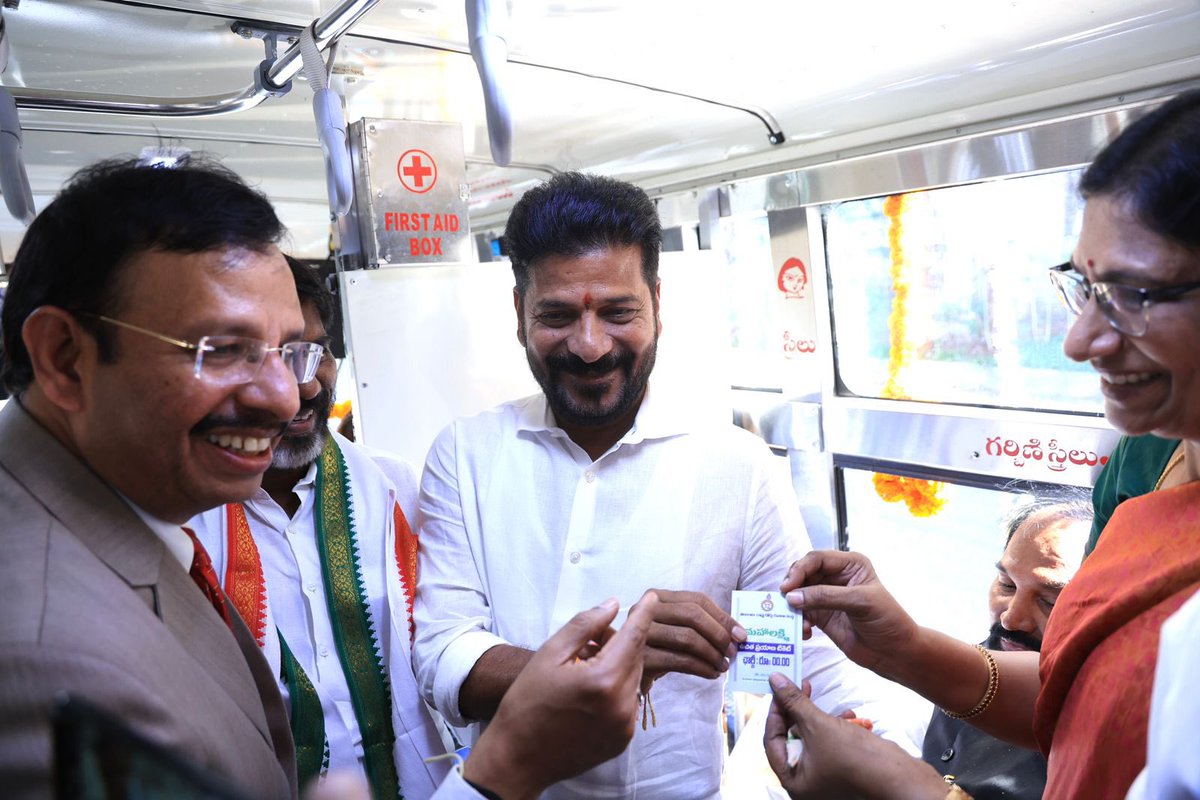 revanth_anumula's tweet photo. తెలంగాణ మహాలక్ష్ములకు అభినందనలు. 

సోనియమ్మ ఇచ్చిన మాట ప్రకారం అన్న కార్యచరణ మొదలైంది. 

తెలంగాణ ఆడబిడ్డ మోములలో ఆనందం చూడడమే ఇందిరమ్మ పాలన లక్ష్యం. అందులో భాగంగానే నేడు ఆర్టీసీ బస్సులో మహిళలకు ఉచిత ప్రయాణం పథకాన్ని కాంగ్రెస్ ప్రభుత్వం ప్రారంభించింది. 

సంక్షేమానికి ఇది మొదటి అడుగు…

#Mahalakshmi #TSRTC #Congress6Guarantees #TelanganaPrajaPrabhutwam