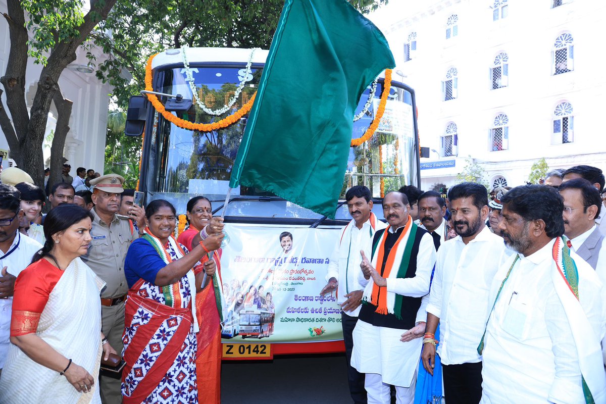 revanth_anumula's tweet photo. తెలంగాణ మహాలక్ష్ములకు అభినందనలు. 

సోనియమ్మ ఇచ్చిన మాట ప్రకారం అన్న కార్యచరణ మొదలైంది. 

తెలంగాణ ఆడబిడ్డ మోములలో ఆనందం చూడడమే ఇందిరమ్మ పాలన లక్ష్యం. అందులో భాగంగానే నేడు ఆర్టీసీ బస్సులో మహిళలకు ఉచిత ప్రయాణం పథకాన్ని కాంగ్రెస్ ప్రభుత్వం ప్రారంభించింది. 

సంక్షేమానికి ఇది మొదటి అడుగు…

#Mahalakshmi #TSRTC #Congress6Guarantees #TelanganaPrajaPrabhutwam