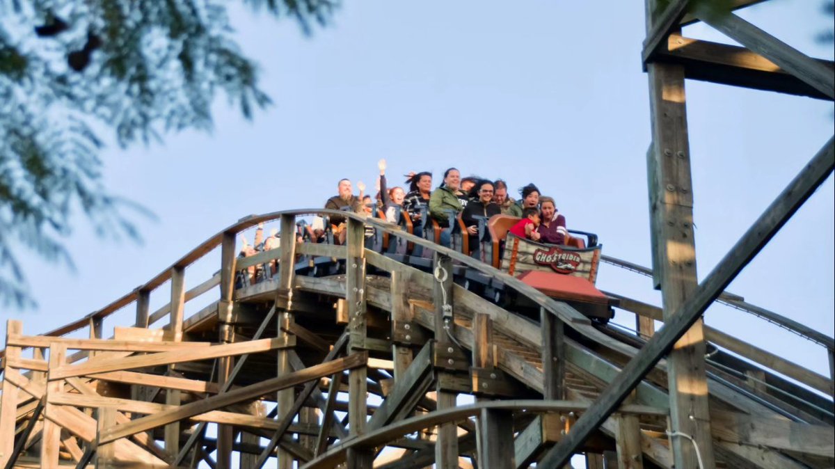 aceonlineorg's tweet photo. Happy 25th anniversary to GhostRider at Knott's Berry Farm! Have you experienced this 118 ft tall, 4,533 ft long wooden coaster since its major refurbishment in 2016?
@knotts @GreatCoasters
📸: Harris Lanum and Derek Perry https://t.co/g3KXAwO43h