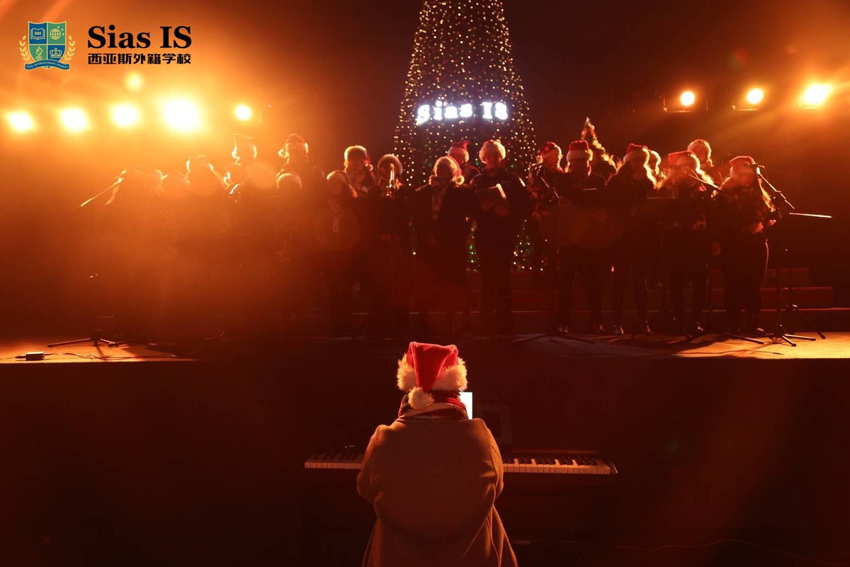 NicoleDorn9's tweet image. It was so much fun performing at the #SiasIS Tree Lighting Ceremony! The faculty choir did an amazing job! ๐ถ ๐ ๐