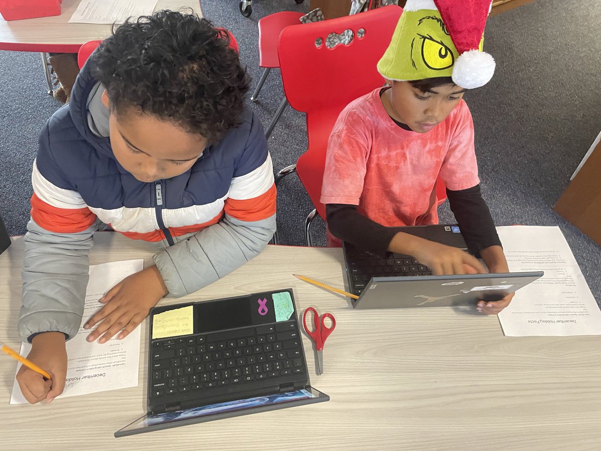 LOVlibrarylady's tweet photo. @LovettsvilleES @AshleyBarkley @TextorisLCPS @ElissaMoritz 
4th and 5th gr Ss are challenged to make the longest holiday chain with 1 piece of paper, 1 piece of tape, and scissors in 10 mins. After they are using online resources to learn about different holidays https://t.co/3x2HUUVV9i