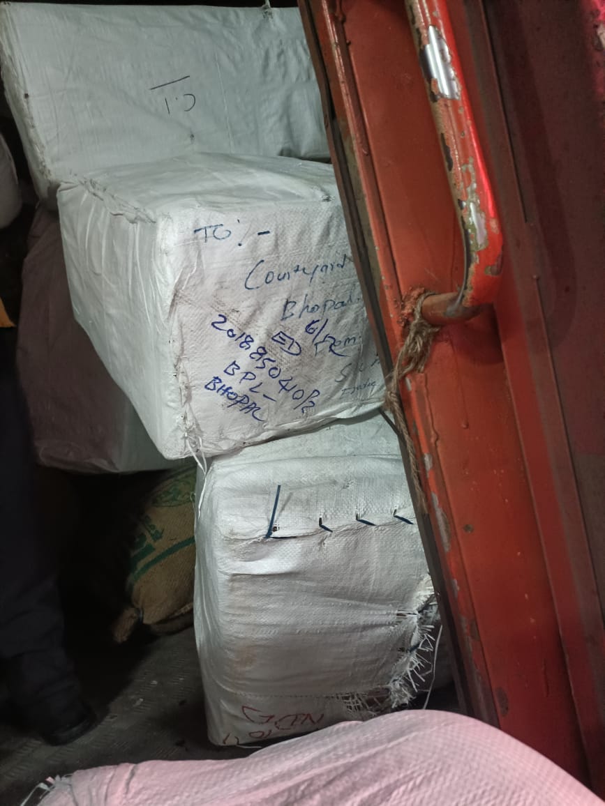 Shubhamm_parmar's tweet image. Hello Dear sir/ma&apos;am
Our parcel is not received to Bhopal station PRR no. 2018850410
2 bundle loaded from Erode Tamil Nadu but not unloaded to Bhopal junction by 12625  kerala exp on 6.12.23 at night 10.45 pm 
Please check where is our parcel currently and solve this