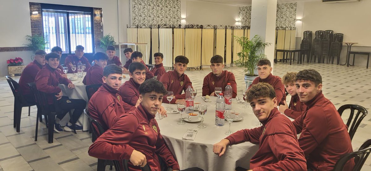 #CanteraCadista 💛💙

😄 Parada para comer en Écija del Cadete A en su viaje a Córdoba