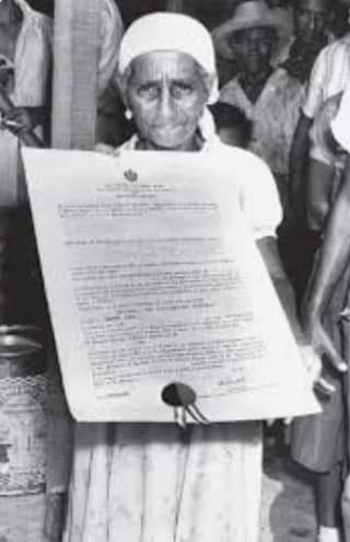 Un día como hoy pero del año 1959, El Comandante en Jefe  Fidel Castro firma los primeros títulos de propiedad a los beneficiados por la Ley de Reforma Agraria.  

#CubaViveEnSuHistoria 
#UCMH