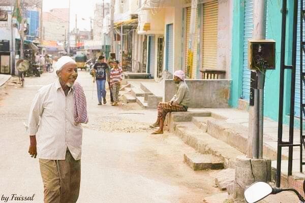 HADRAMOUT01's tweet image. صورة من أحد احياء حيدر أباد في الهند وكأنها في أحد شوارع حضرموت.من عشرات السنين أجيال تعاقبت على الهجرات لعل من يظهر في الصورة من الجيل الثاني أو الثالث
ويظل لسان حال كل مغترب كما قال المحضار يرحمه الله:
محلى الهند حتى في لساني لكنّا نكد.. 
ما نرتاح إلا في مكاني حيث أصلي وجد..