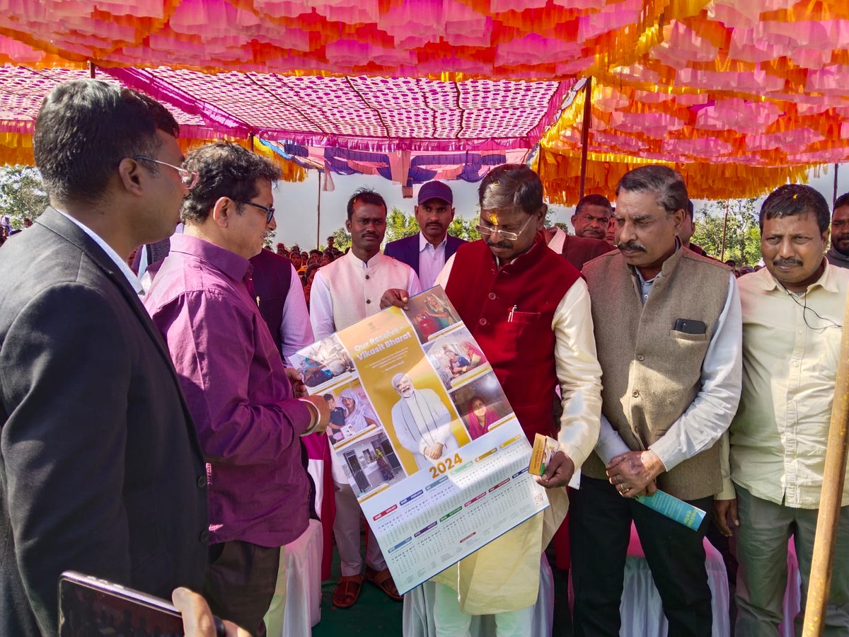 RanchiPIB's tweet photo. Hon'ble Union Minister @MundaArjun was presented @mygovindia Calender- 2024 by ADG @RanchiPIB &amp; @CBCRanchi Shri @akhilkmishra at #Manatu (Raitoli) in #Banai GramPanchayat under #Rania block, #Khunti, Jharkhand.

@PMOIndia 
@PIB_MoTA 
@AgriGoI 
@DCkhunti

#ViksitBharatSankalpYatra https://t.co/1EBFxpnC02