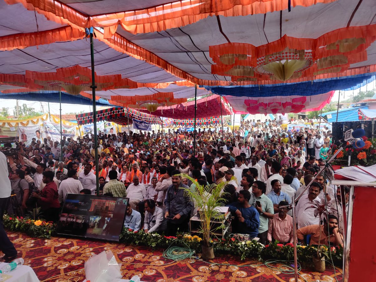 RanchiPIB's tweet photo. Hon'ble Union Minister @MundaArjun was presented @mygovindia Calender- 2024 by ADG @RanchiPIB &amp; @CBCRanchi Shri @akhilkmishra at #Manatu (Raitoli) in #Banai GramPanchayat under #Rania block, #Khunti, Jharkhand.

@PMOIndia 
@PIB_MoTA 
@AgriGoI 
@DCkhunti

#ViksitBharatSankalpYatra https://t.co/1EBFxpnC02
