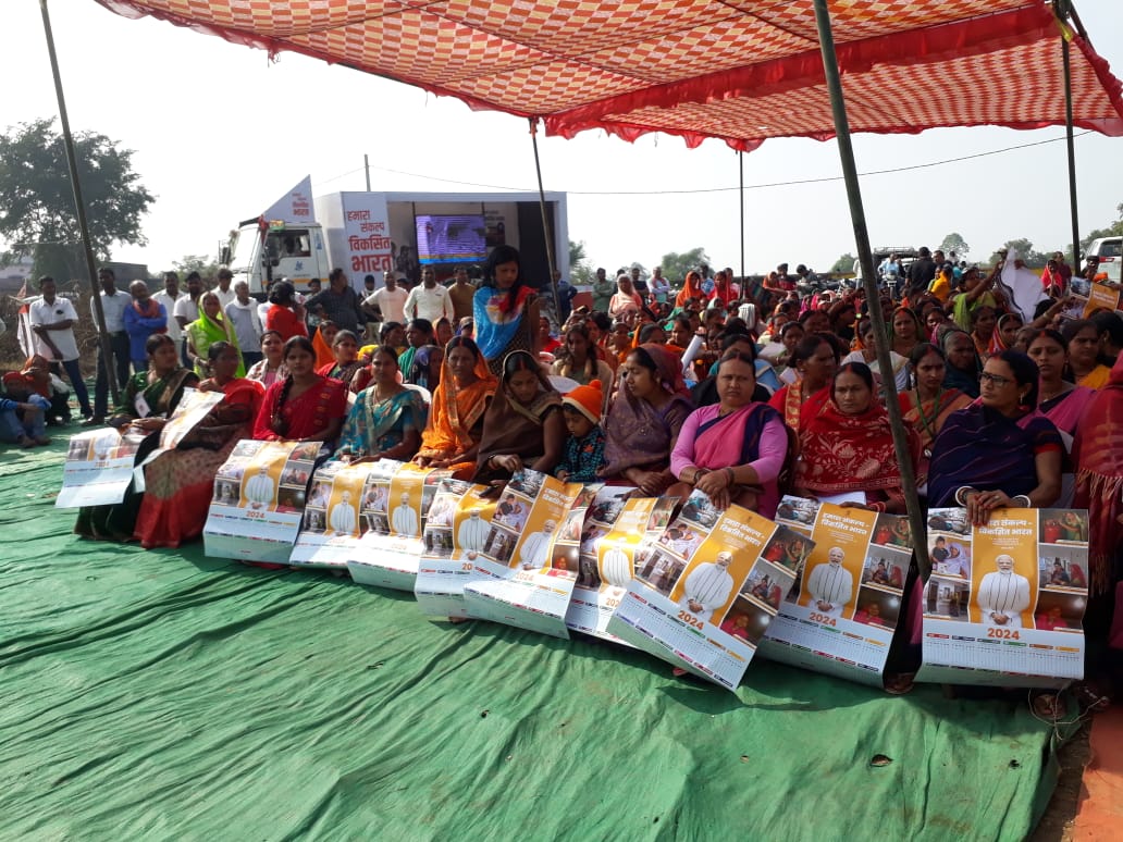 RanchiPIB's tweet photo. Hon'ble Union Minister @MundaArjun was presented @mygovindia Calender- 2024 by ADG @RanchiPIB &amp; @CBCRanchi Shri @akhilkmishra at #Manatu (Raitoli) in #Banai GramPanchayat under #Rania block, #Khunti, Jharkhand.

@PMOIndia 
@PIB_MoTA 
@AgriGoI 
@DCkhunti

#ViksitBharatSankalpYatra https://t.co/1EBFxpnC02
