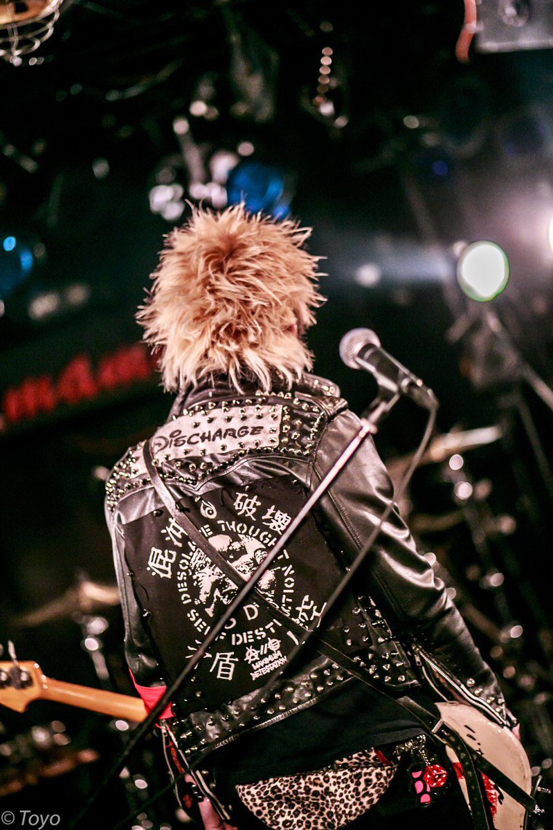 昨夜帰りの電車で地獄のような乗車率120%ラッシュに揉まれてリュックにくくりつけてた愛用の鋲ジャンを無くした。駅に問い合わせても遺失物としての届けはなし。ちょっとサイズが小さめな鋲ジャンだったのでPUNK好きなカワイイ女の子が拾って着てくれたらいいけどヘンなオッチャンだったらヤダぜ🤣