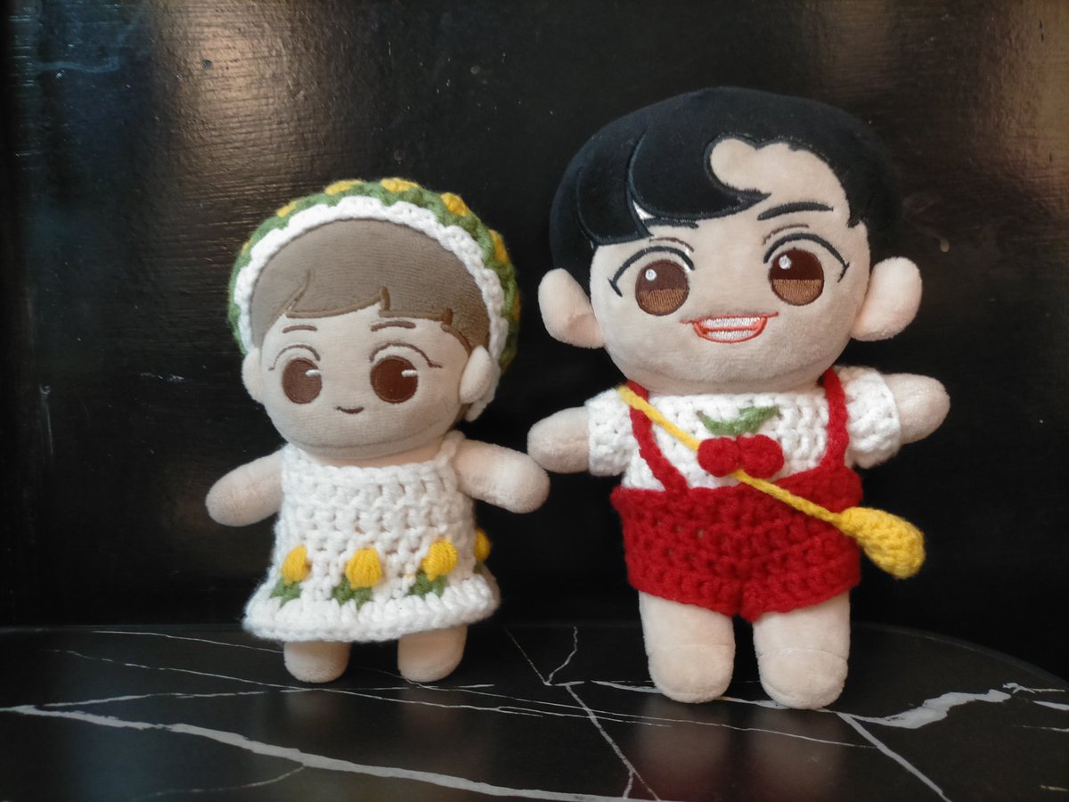 junmyeon31's tweet photo. matching outfits on my date with yeol ♡
he carried my bag for me 🥺 https://t.co/JULVV4CJEr