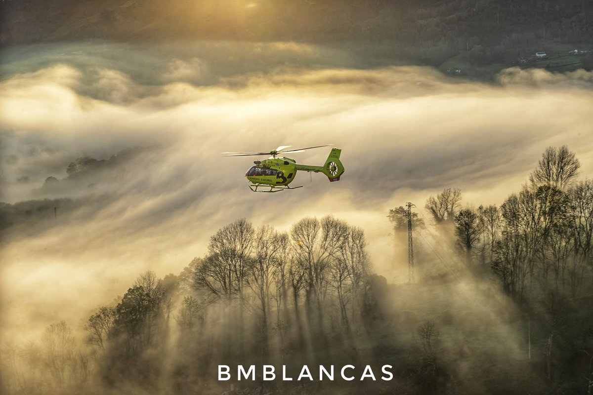 Beatrizxy's tweet photo. El Universo premia a los valientes!!
Y el equipo de rescate aéreo #112Asturias lo sabe😏

No importa la meteo: 
con #niebla, lluvia incluso con nieve, siempre están listos para salir 💪🏼
Gracias por dejarme cumplir un sueño: volar  #Asturias  💙🚁🇪🇸 
 #AirbusHelicopters #thanks https://t.co/Q7FGDzk5wu
