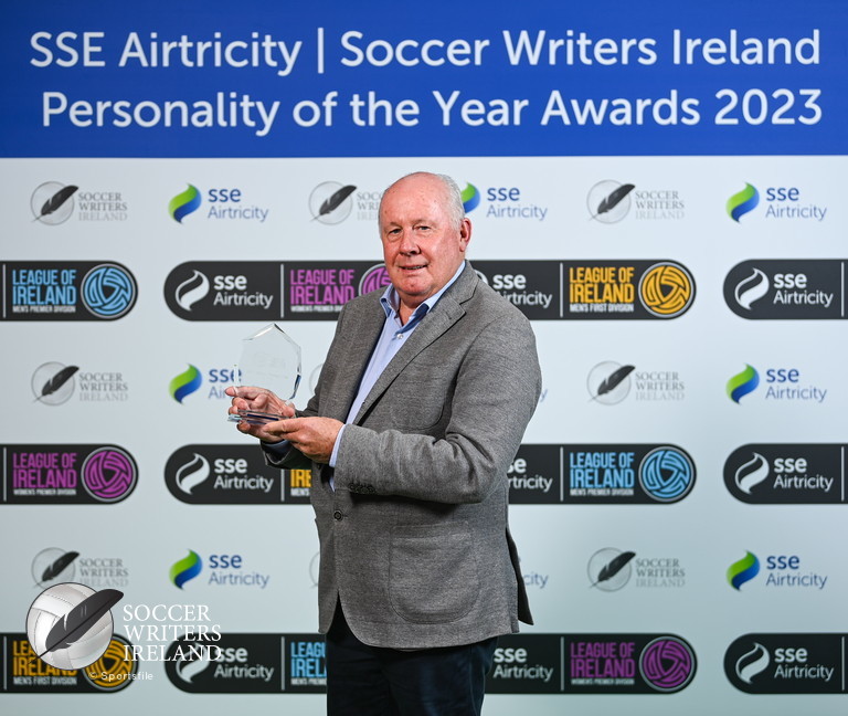 SoccerWritersIr's tweet photo. Yesterday, Soccer Writers Ireland were proud to bestow our International Achievement Award on one of the greats of our game, Liam Brady.
We were delighted to have Liam at our banquet as our guest of honour - a truly worthy recipient of this honour.
#SWIAwards | @sseairtricity https://t.co/IYgLCRSV4x