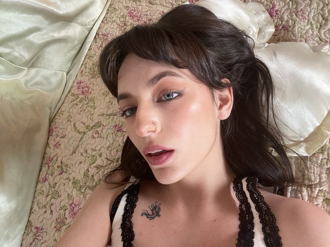 im so sleepy and beautiful goodnight https://t.co/hvS20eUEsN<a href="/tag/mvsales"class="tags"><span>#mvsales</span></a>