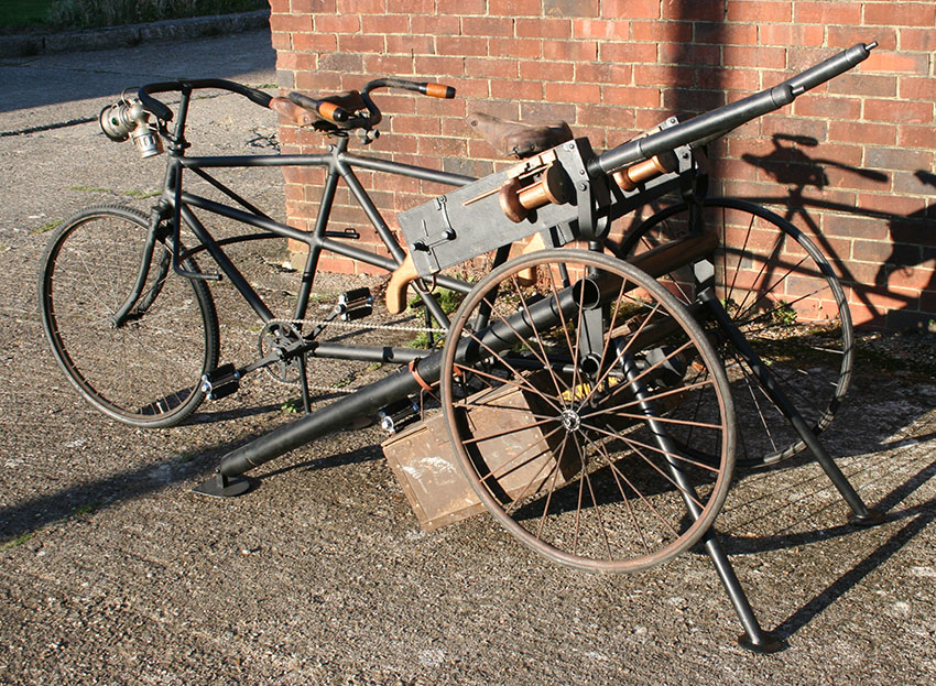 1895年、マキシム社は Extra-Light と呼ばれる空冷の軽量機関銃を開発した。マキシム社は騎兵用に開発されたこの機関銃を三輪の二人乗り自転車に二丁装着する運用案を各国に提案したが、肝心の軽量機関銃は冷却面に問題を抱えており、採用されることはなかった。