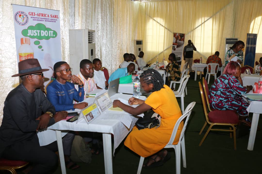 BeninAnpe's tweet photo. Des jeunes vendeurs de compétences en plein entretien d'embauche. C'était hier vendredi 8 décembre 2023 à la mairie d'Abomey-Calavi lors du #SALEC

#Anpebenin #EmploiBenin #wasexo https://t.co/4zI6cz4OHM