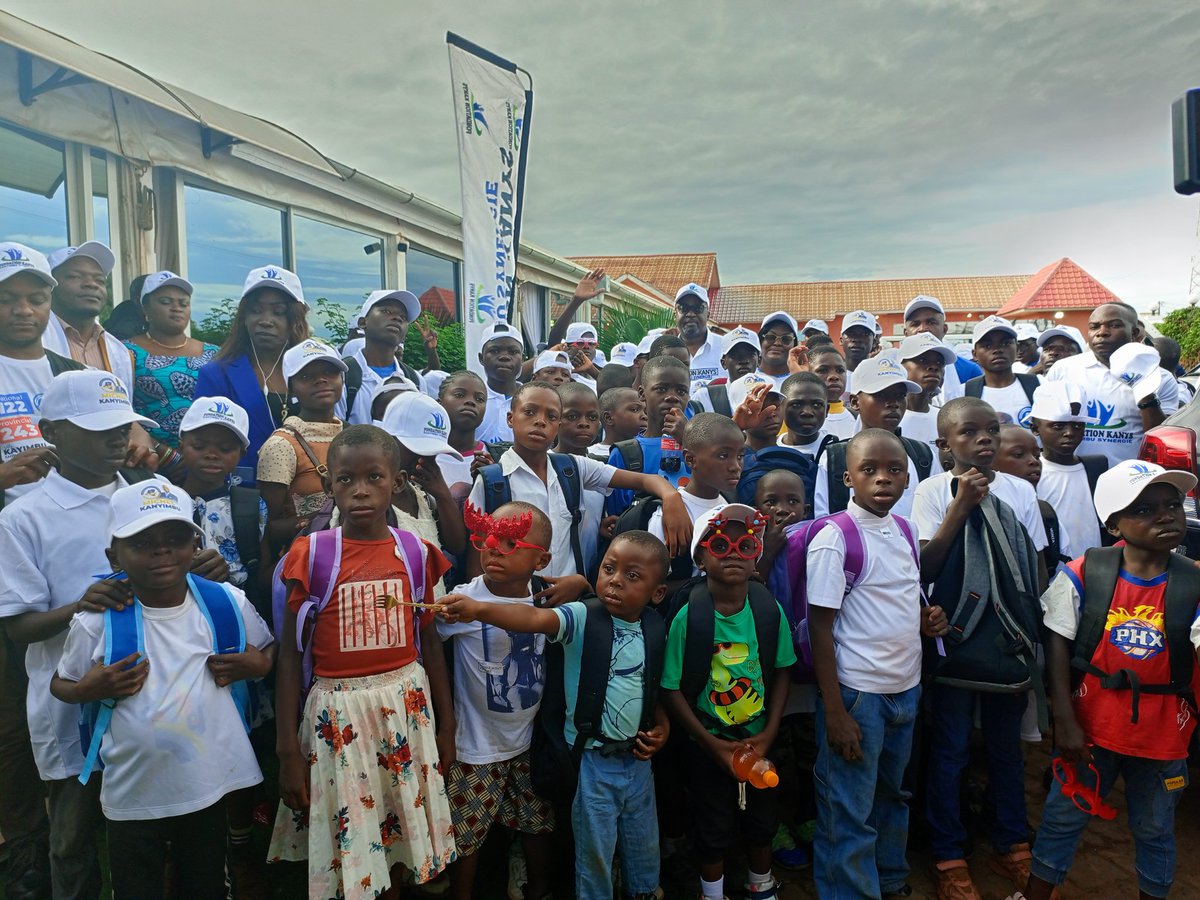 KANYSSYNERGIE's tweet photo. Plus de 200 orphelins des différentes maisons d'accueil de la ville de Kolwezi ont été à l'honneur .Une journée spéciale et de communion  à l'occasion de la fête de saint Nicolas leur accordé par la Fondation kanys et le couple Michel kanyimbu Shindany. https://t.co/WV6y39TH0W