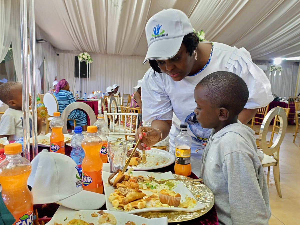 KANYSSYNERGIE's tweet photo. Plus de 200 orphelins des différentes maisons d'accueil de la ville de Kolwezi ont été à l'honneur .Une journée spéciale et de communion  à l'occasion de la fête de saint Nicolas leur accordé par la Fondation kanys et le couple Michel kanyimbu Shindany. https://t.co/WV6y39TH0W