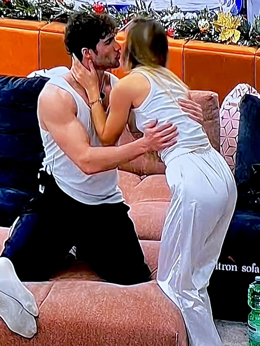 UazzoPerpetual's tweet photo. Iniziata ufficialmente col sexy massaggio la #ship dei #Federita: #Federico + #Anita.
Col *razzo che ora esce più #FuoriAnita !! 🐍
Tanti saluti anche al santo
🤘🏻 #Anitore 🤘🏻 del #GrandeFratello
Ciaone !! Contento tu .. https://t.co/z09PqHSgPV
