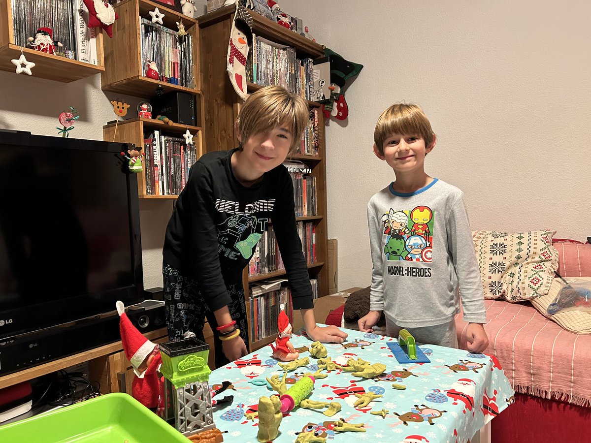 Julio_Vegas's tweet photo. @RafaelaRico1 Hoy hemos encontrado a los elfos con los muñecos de plastilina de Javier. La pega es que, en lugar de estar jugando con ellos, se han dedicado a cargárselos, los muy salvajes. Por suerte Javier no se lo ha tomado mal y se ha reído bastante junto a Antonio #NaughtyNorman #BabyElf https://t.co/tDtZcFvDxK