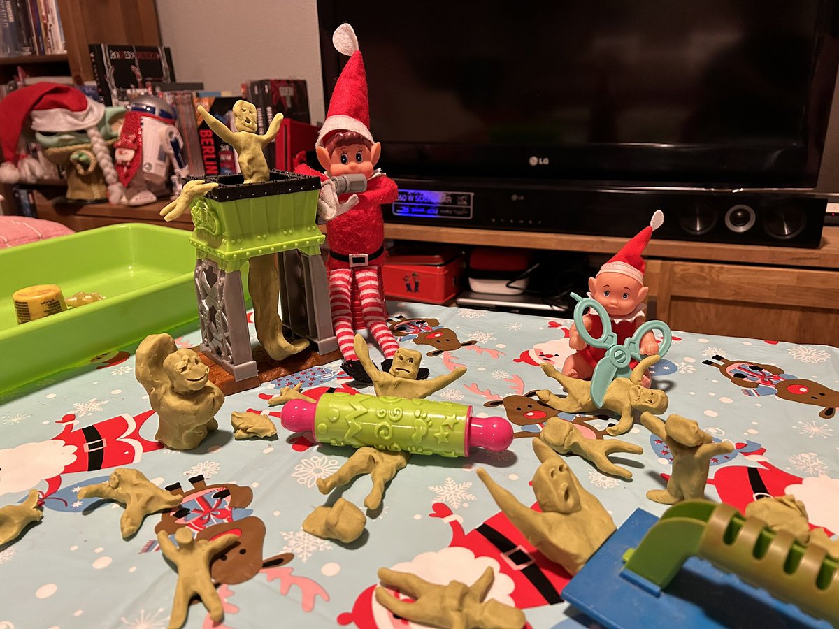 Julio_Vegas's tweet photo. @RafaelaRico1 Hoy hemos encontrado a los elfos con los muñecos de plastilina de Javier. La pega es que, en lugar de estar jugando con ellos, se han dedicado a cargárselos, los muy salvajes. Por suerte Javier no se lo ha tomado mal y se ha reído bastante junto a Antonio #NaughtyNorman #BabyElf https://t.co/tDtZcFvDxK