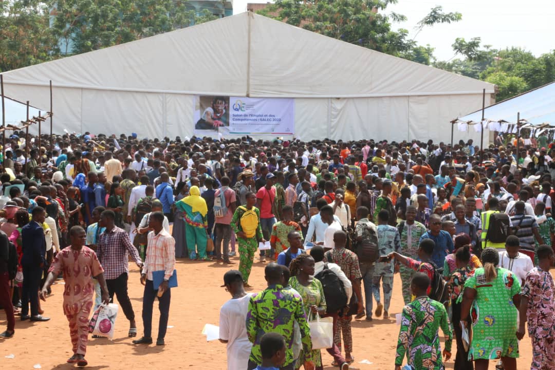 BeninAnpe's tweet photo. Hier vendredi 8 déc 2023, des milliers de jeunes béninois étaient à la mairie d'Abomey-Calavi pour tenter de décrocher un emploi. C'était à l'occasion du #SALEC qui se tient dans le cadre de la Quinzaine Nationale de l’Emploi #QNE

#Anpebenin #EmploiBenin #wasexo https://t.co/4yeWpNX3fe