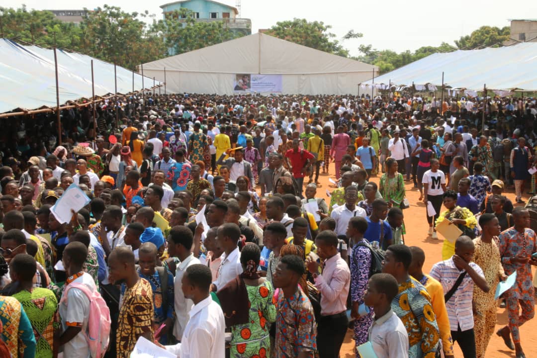BeninAnpe's tweet photo. Hier vendredi 8 déc 2023, des milliers de jeunes béninois étaient à la mairie d'Abomey-Calavi pour tenter de décrocher un emploi. C'était à l'occasion du #SALEC qui se tient dans le cadre de la Quinzaine Nationale de l’Emploi #QNE

#Anpebenin #EmploiBenin #wasexo https://t.co/4yeWpNX3fe