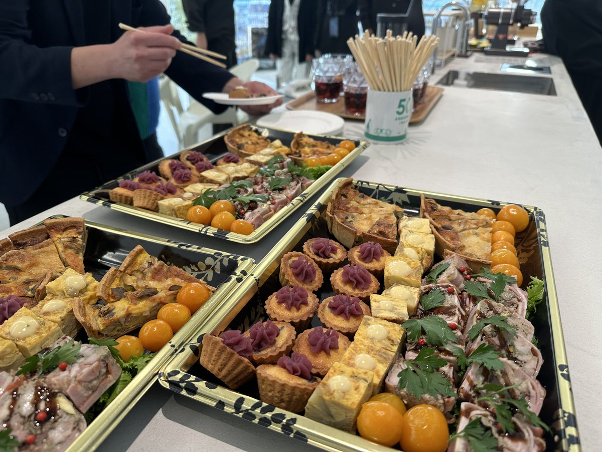 Chutoku_Group's tweet image. 廃棄物アート公募展COIL Upcycle Art Contest 2023 無事終了しました！グランプリを決める審議が予定時間を超えて白熱するほどレベルの高い作品達でした🎨

今は交流会2部が行われてます。料理や飲み物を挟んで審査員とアーティスト達の交流、これぞ対面審査会の良さですね☺️
 #中特グループ
 #CUAC