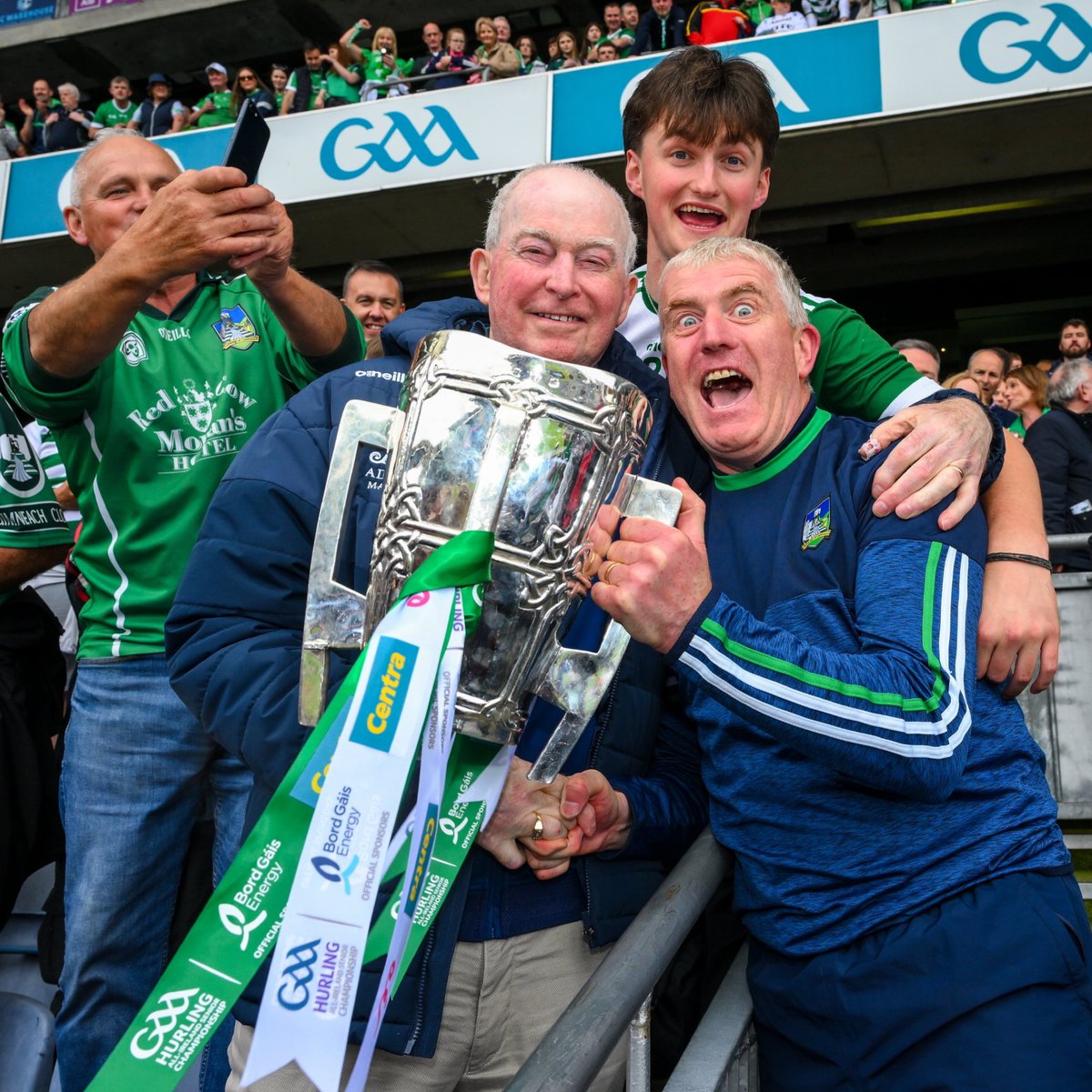 The 3 Cups will be at Gleeson Sport Scene Saturday 9th December from 10am for your photo opportunity 👉 gleesonsport.ie/collections/li… #LiamMcCarthyCup #MickMackeyCup #AllianzLeagueCup #luimneachabú @SportingLK @LimerickCLG @Limerick_ie @LimerickgaaGaa