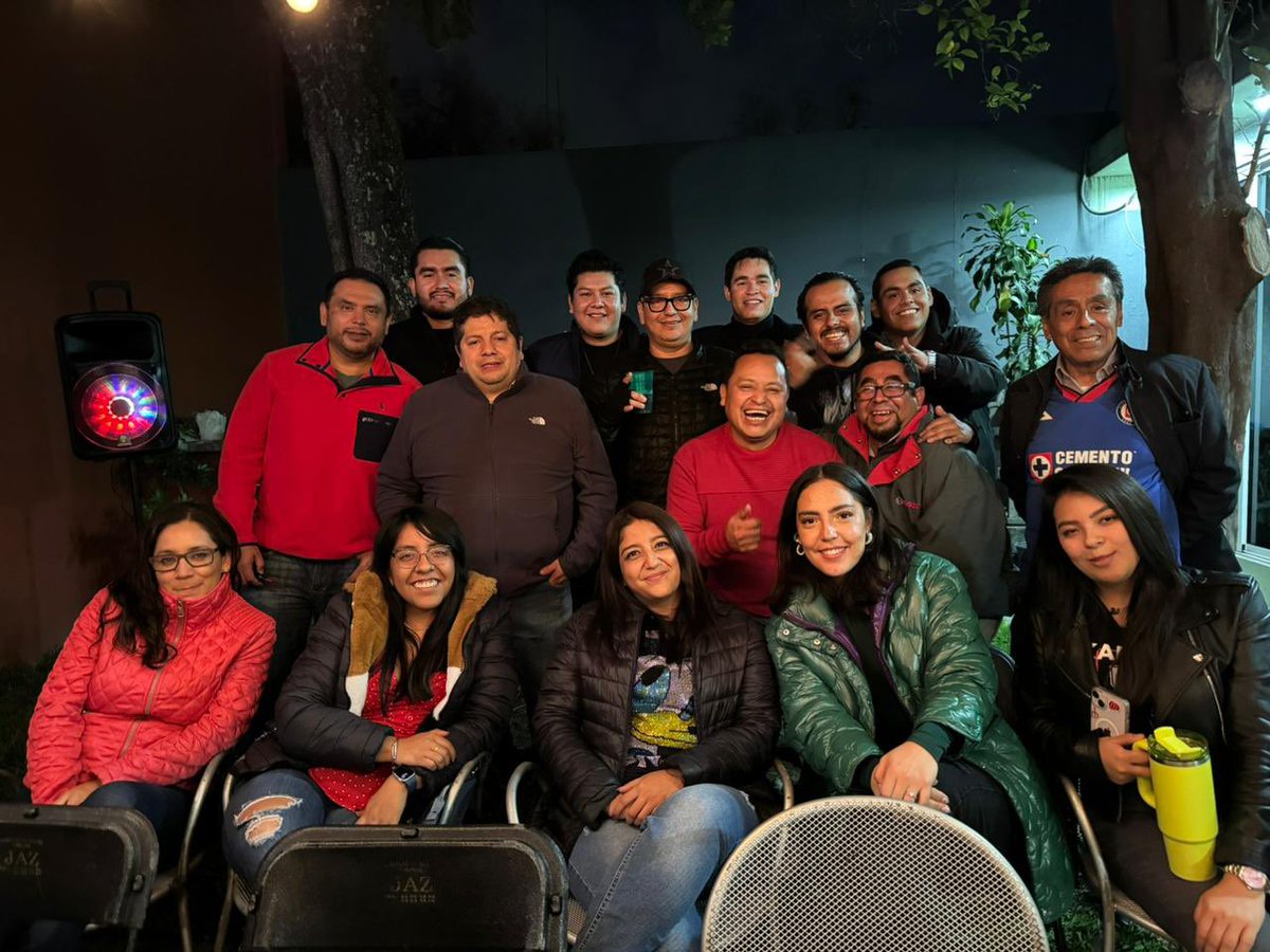 ivanaguilar's tweet photo. Posada del #ZoomAzul
Siempre un placer convivir con tan distinguidos amigos
Los TQM 😍 https://t.co/dqdCKNDYLm