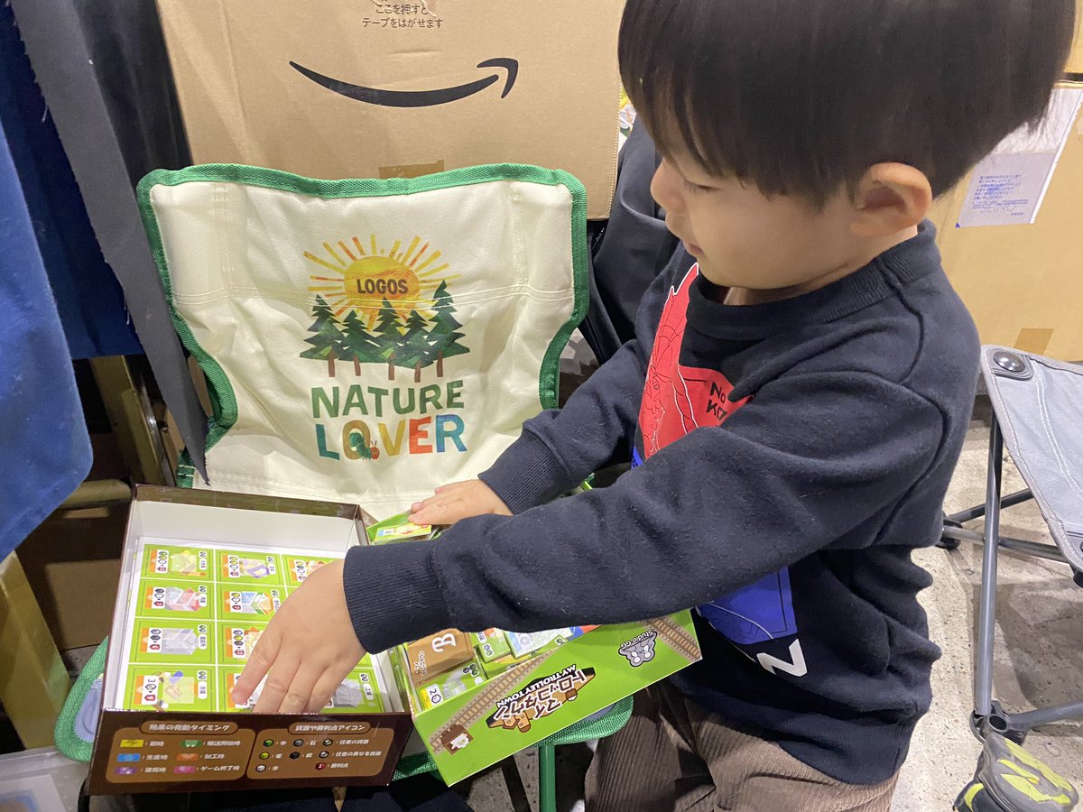 BREMEN_Games's tweet photo. タカラッシュの無料謎解きしてオーナメント飾ったり🎄、『くんくんくん』で香りわけゲーム遊んだり🐽、パパ戦利品『マイトロッコタウン』のタイル抜き手伝ったり🪨、ittenブースで踊ったり👶、4歳息子もめちゃくちゃ楽しめるゲームマーケットでした🎵　
#ゲムマ2023秋 https://t.co/mlJI5UcYhe