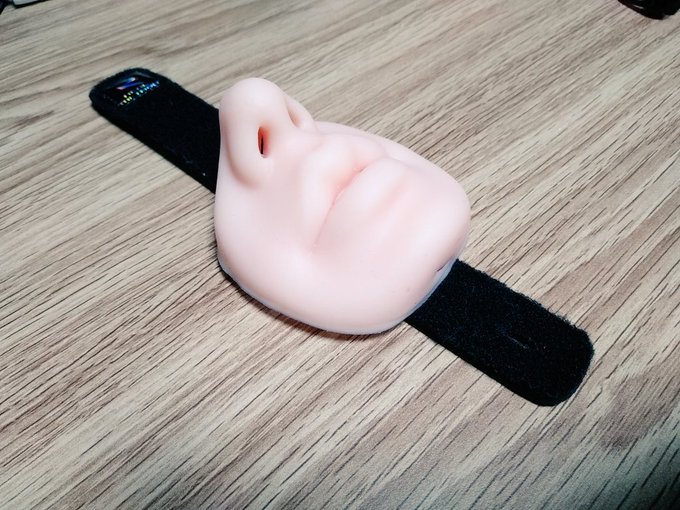 できた!
どこでもキスバンド〜✨

VRでキスする時、臨場感の薄さに困った事はありませんか?これを腕に付けるだけで急なJustでも 操作しながらリアルなキスが味わえるゾ!
今なら2つセットで1919810円!さあ買った買った!! 