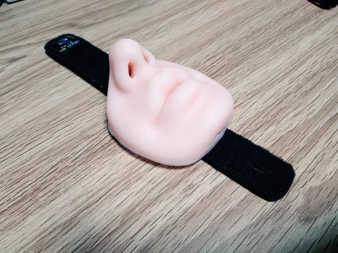 できた!どこでもキスバンド〜VRでキスする時、臨場感の薄さに困った事はありませんか?これを腕に付けるだけで急なJustでも 操作しながらリアルなキスが味わえるゾ!今なら2つセットで1919810円!さあ買った買った!! 
