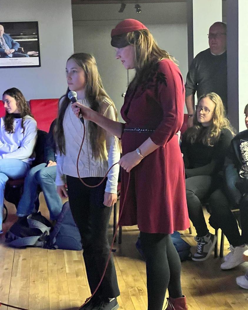 Katy Carr will be engaging with students from the The Polish Saturday School in Glasgow on 9th Dec 2023- Polska Szkoła w Glasgow im. gen. Stanisława Sosabowskiego as part of her - Remembrance #Singing - #ŚpiewPatriotyczny autumn '23  #workshop series