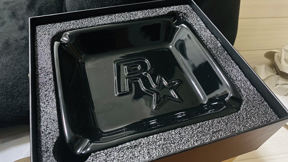 Rockstar Gamesで買った灰皿
煙草吸わんし小物入れにしようと
思ってたら欧米サイズでえぐいwww https://t.co/dANCDmh5G5
